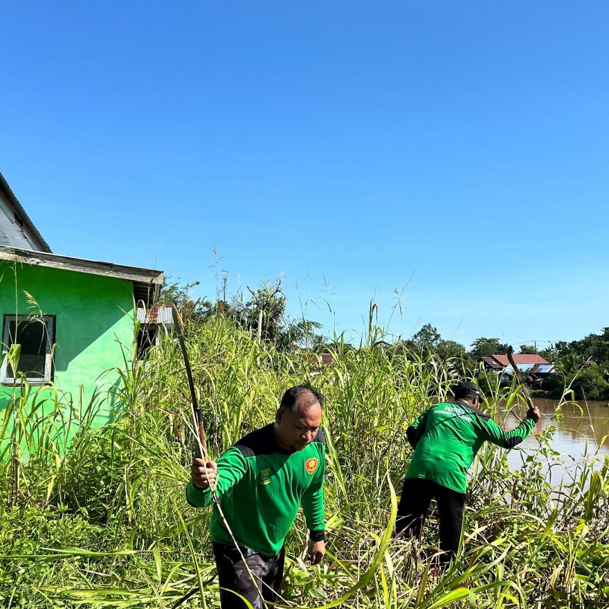 Ciptakan Lingkungan Desa  yang Bersih Pemdes Bawahan Seberang Laksanakan Pembersigan Bahu Jalan Desa